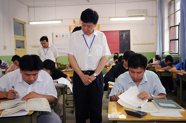 财政部副部长王军巡视和检查了2008年度全国