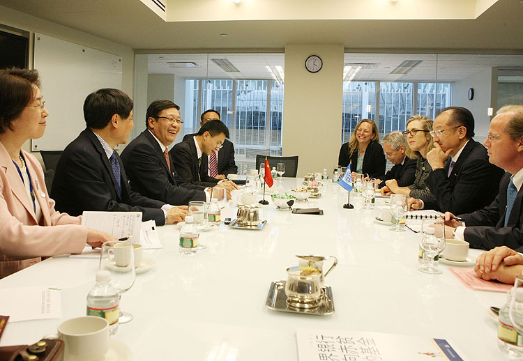 楼继伟在出席世界银行\/国际货币基金组织2013