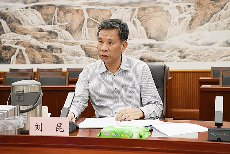 财政部党组理论学习中心组就支持打好三大攻坚战开展专题学习研讨